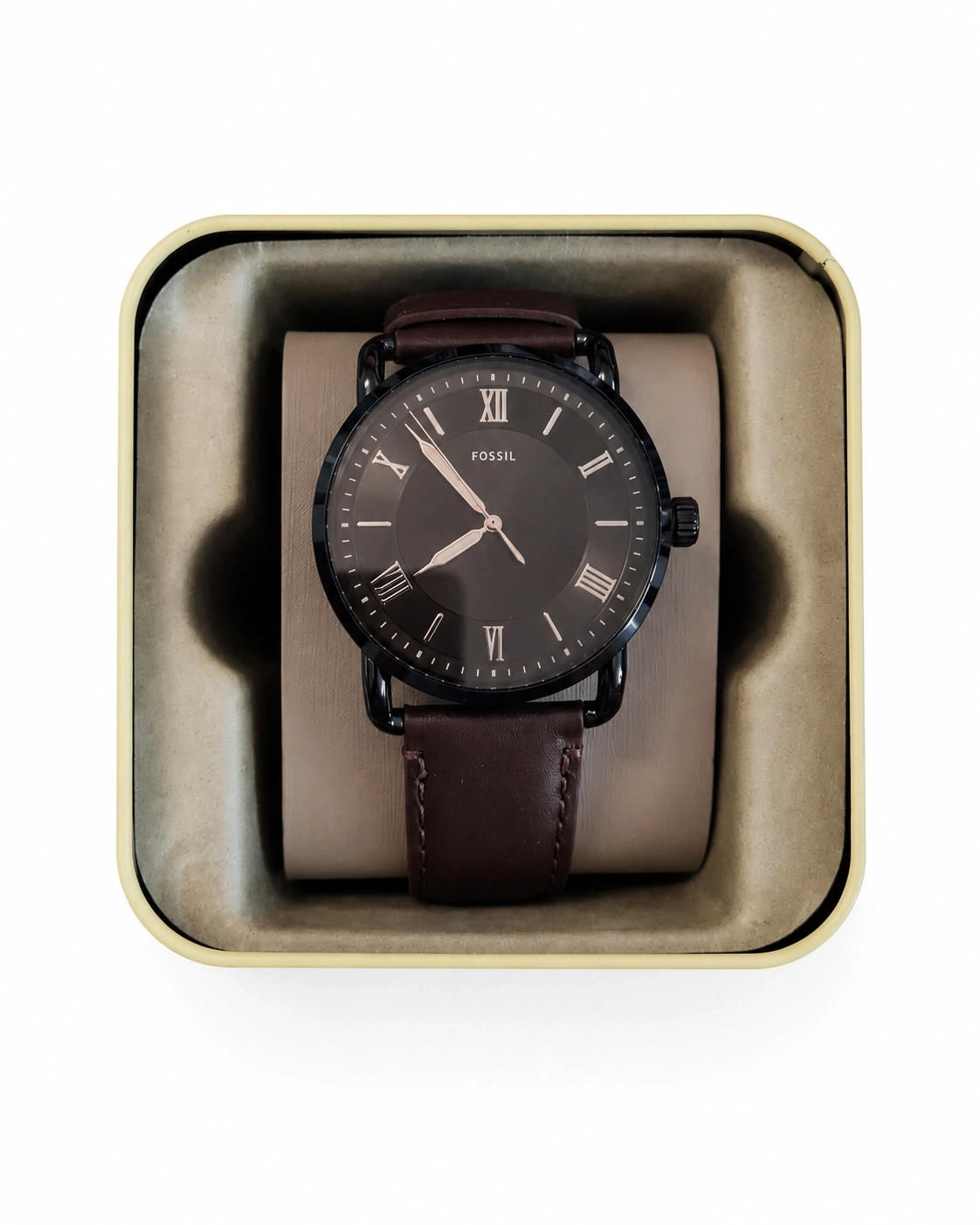 Eine Fossil-Uhr mit braunem Lederarmband und römischen Ziffern