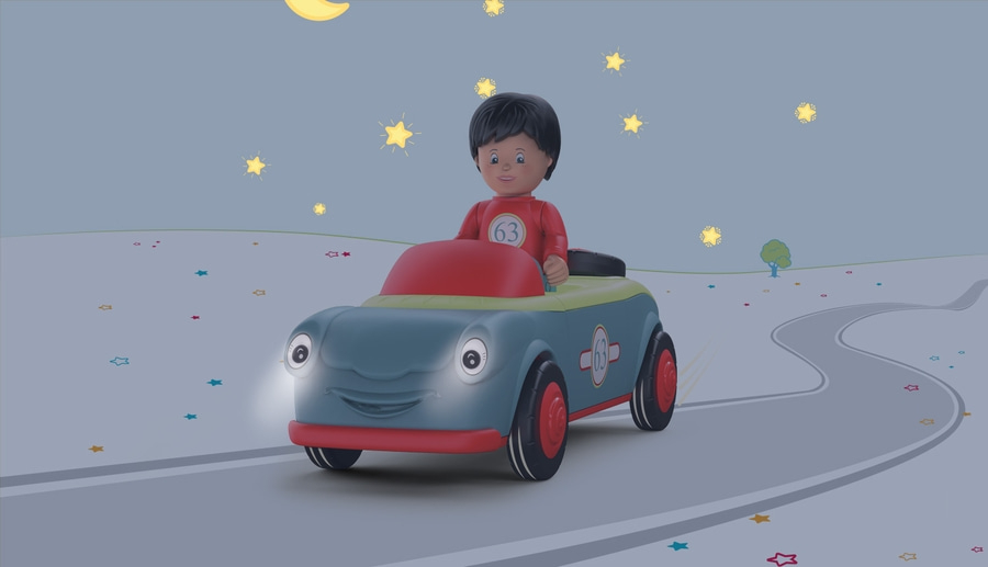 Kind im Spielzeugauto fährt auf einer Straße unter Sternen und Mond.