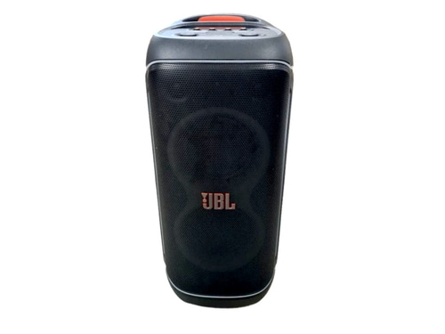 Ein schwarzer JBL-Lautsprecher mit zwei Treibern und einem orangen Akzent oben.