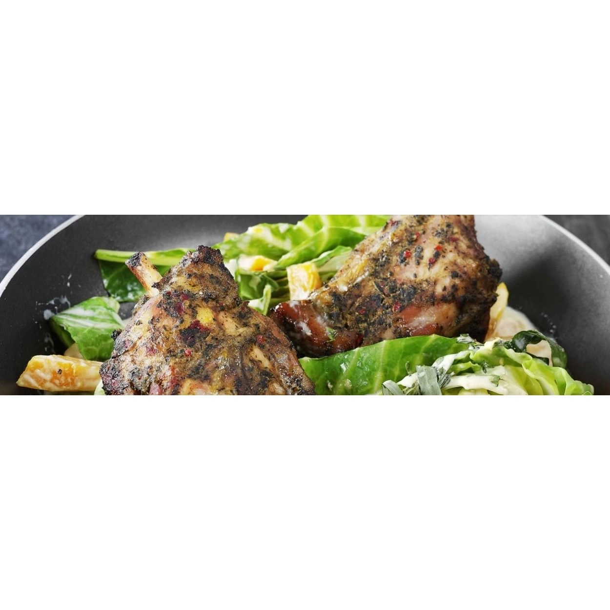 Zwei gebratene Hähnchenschenkel mit knackigem grünen Gemüse und Sauce