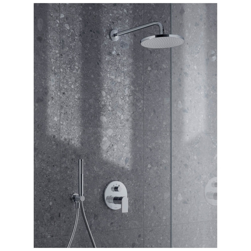 Duscharmatur mit Handbrause und Regler an grauer Wand mit Fliesen