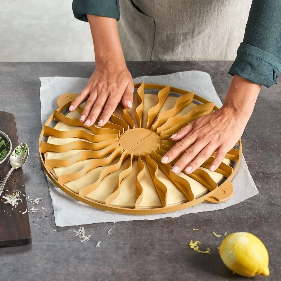 BETTY BOSSI Ausstechform Apéro-Sonne Ø 36 cm spülmaschinengeeignet Rezeptflyer