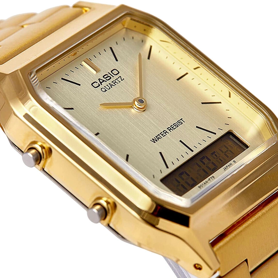 Eine goldene Casio Quarzuhr mit analoger und digitaler Anzeige auf einem Metallarmband.