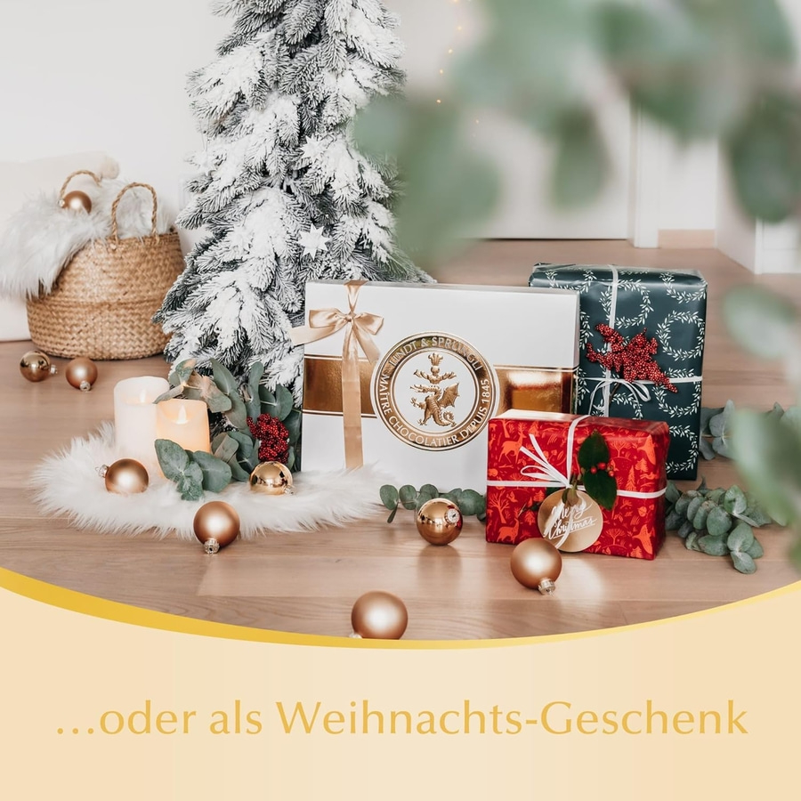 Geschenkboxen und Weihnachtsbaumschmuck auf Holzboden