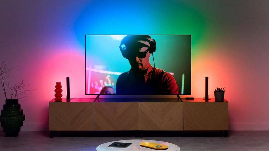 Fernseher mit bunten Lichtern hinter ihm