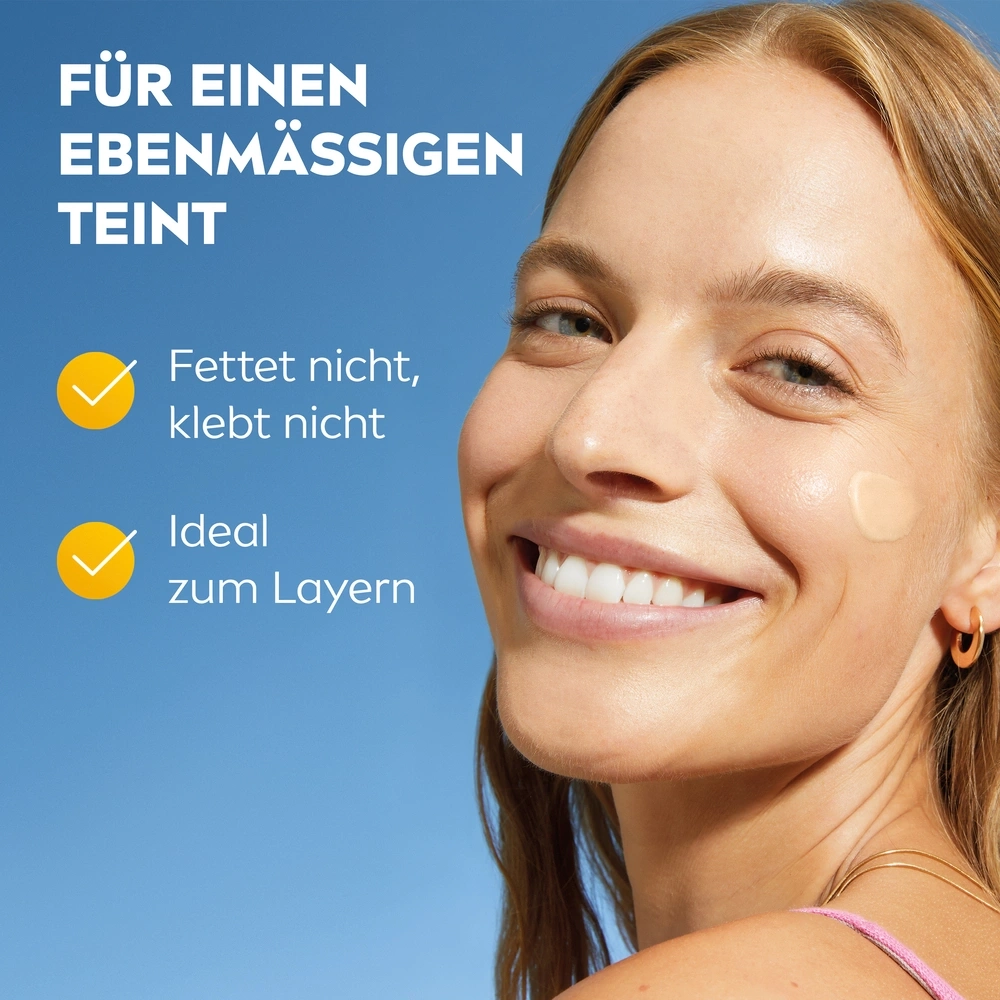Frau mit Make-up, Text: Für einen ebenmäßigen Teint, fettet nicht, klebt nicht, ideal zum Layern