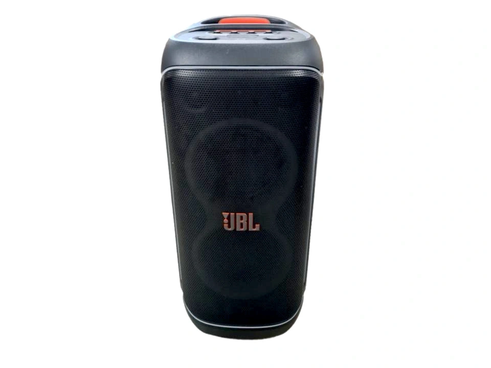 Ein schwarzer tragbarer JBL-Lautsprecher steht auf einem weißen Hintergrund.