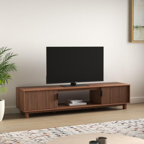Fernseher auf braunem Holz-TV-Ständer mit Büchern und Pflanzen