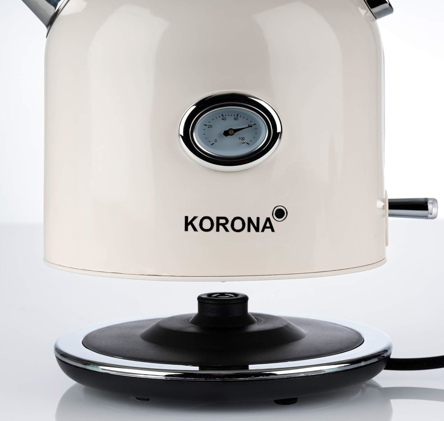 Kaffeekocher, cremefarben, mit Temperaturanzeige und Markenlogo Korona auf weißem Hintergrund.