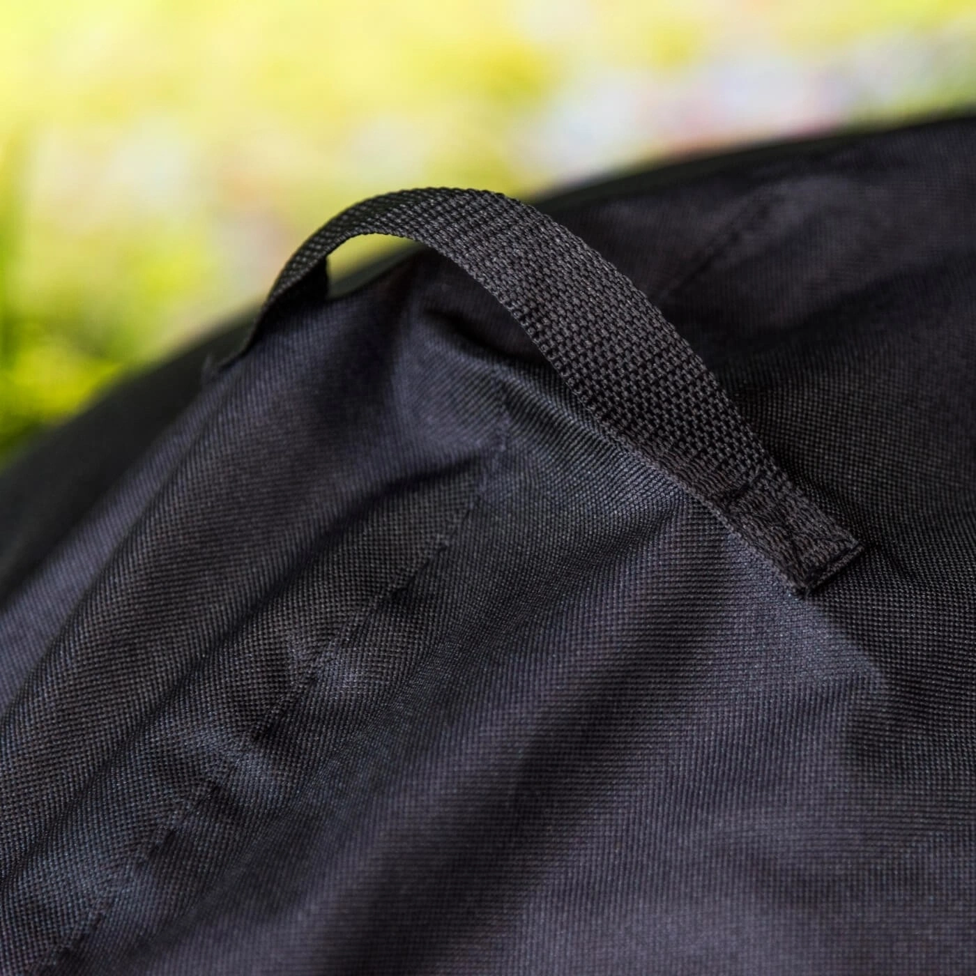 Schwarze Tasche mit Griff, Nahaufnahme, Textur, Detail, Stoff, Hintergrund, Natur