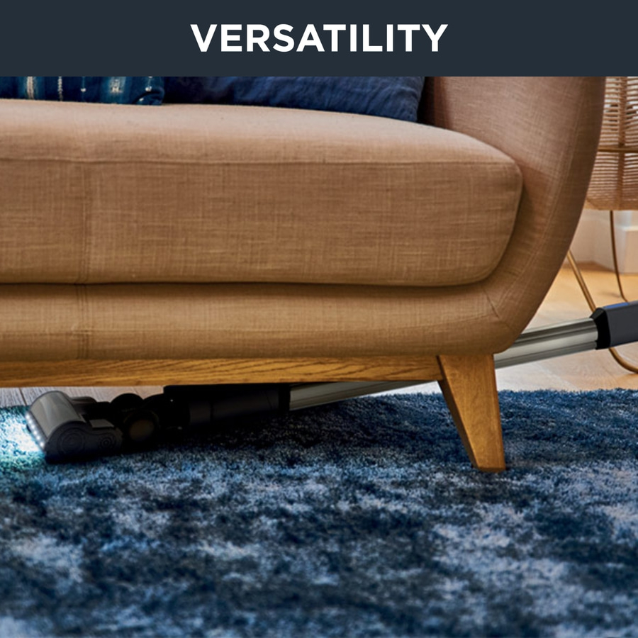 Staubsauger unter Couch, blaue Teppich, Versatilität, Reinigung, Möbel, Holzbeine, Beleuchtung