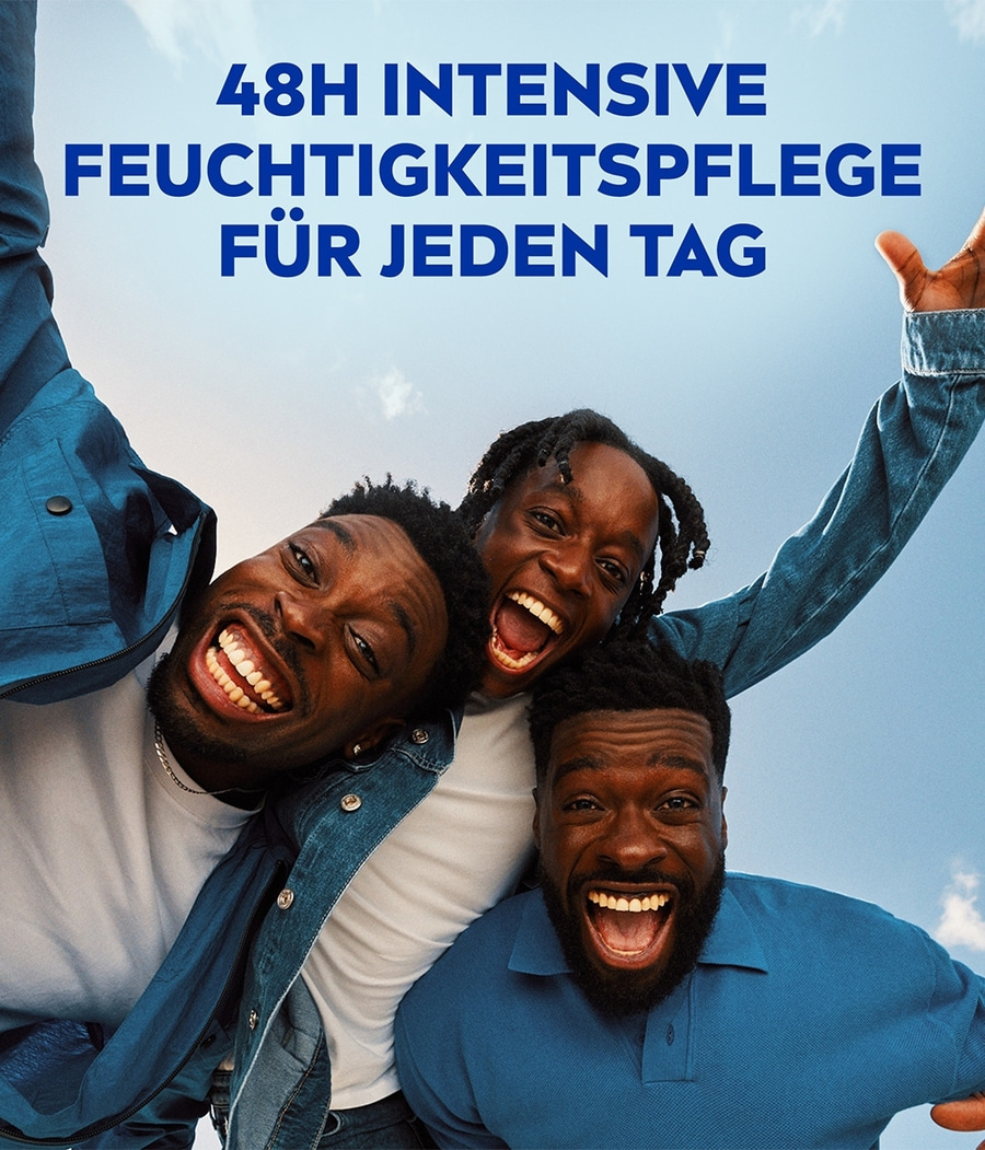 Drei Männer lachen vor blauem Himmel. Text: 48H intensive Feuchtigkeitspflege für jeden Tag.