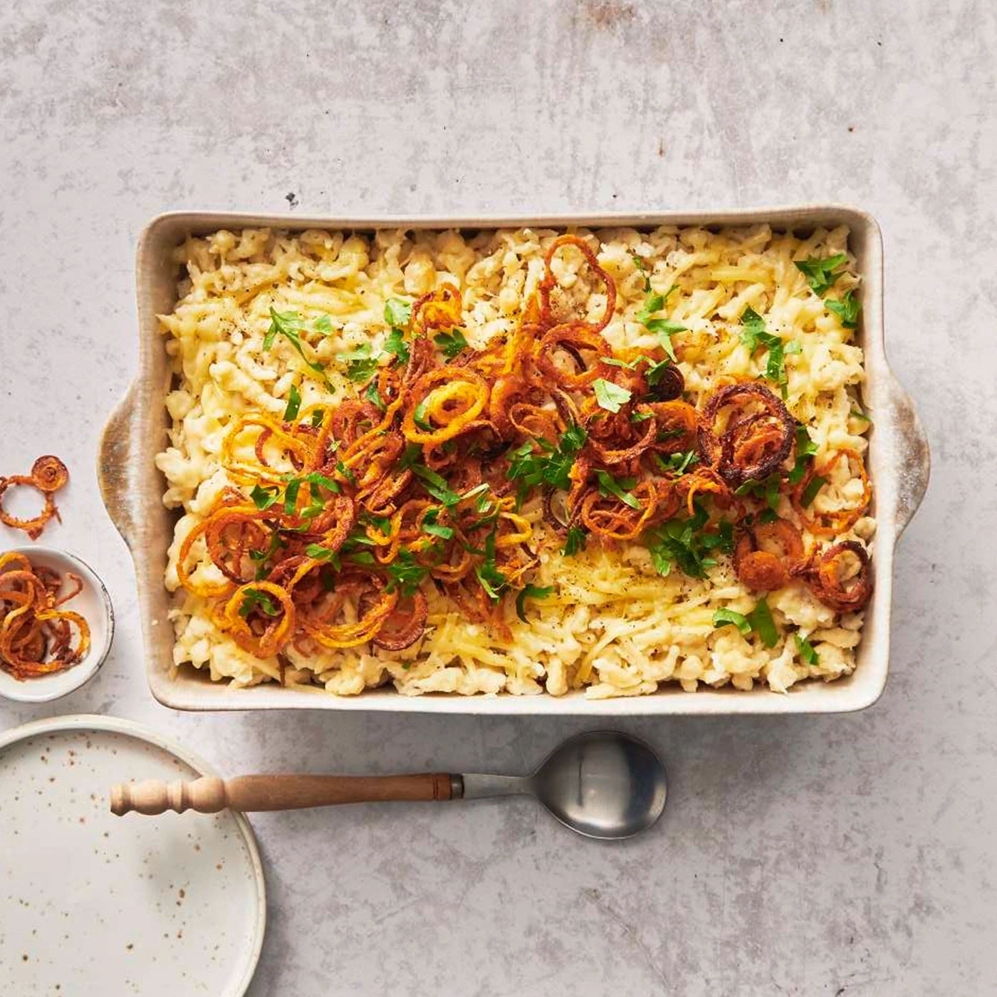 Käsespätzle mit Röstzwiebeln und Petersilie in einer Auflaufform