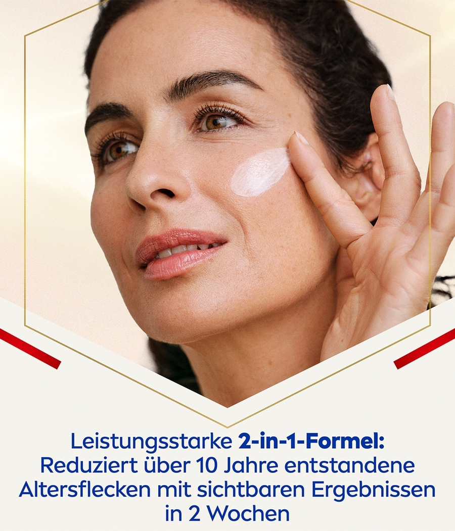 Frau trägt Creme auf, Text: Reduziert Altersflecken in 2 Wochen
