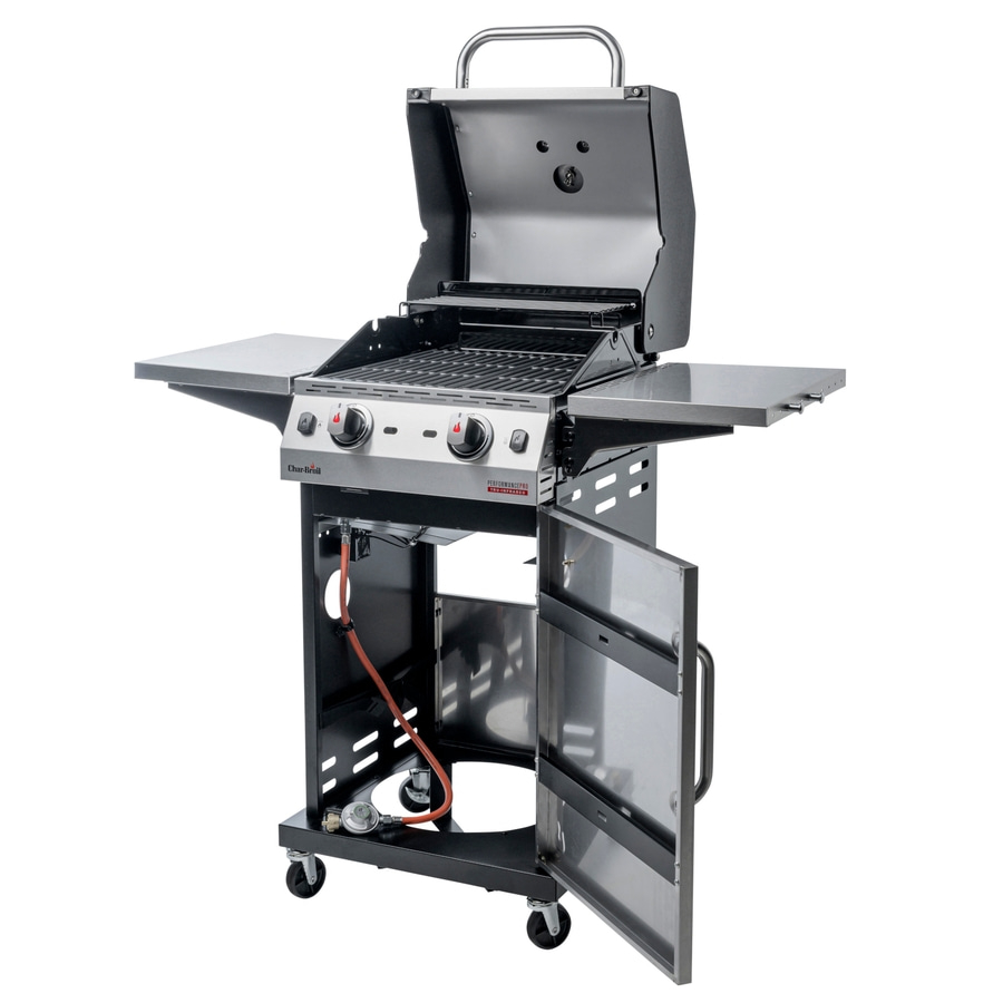 Gasgrill mit geöffnetem Deckel und Türen, mit zwei Seitenablagen.