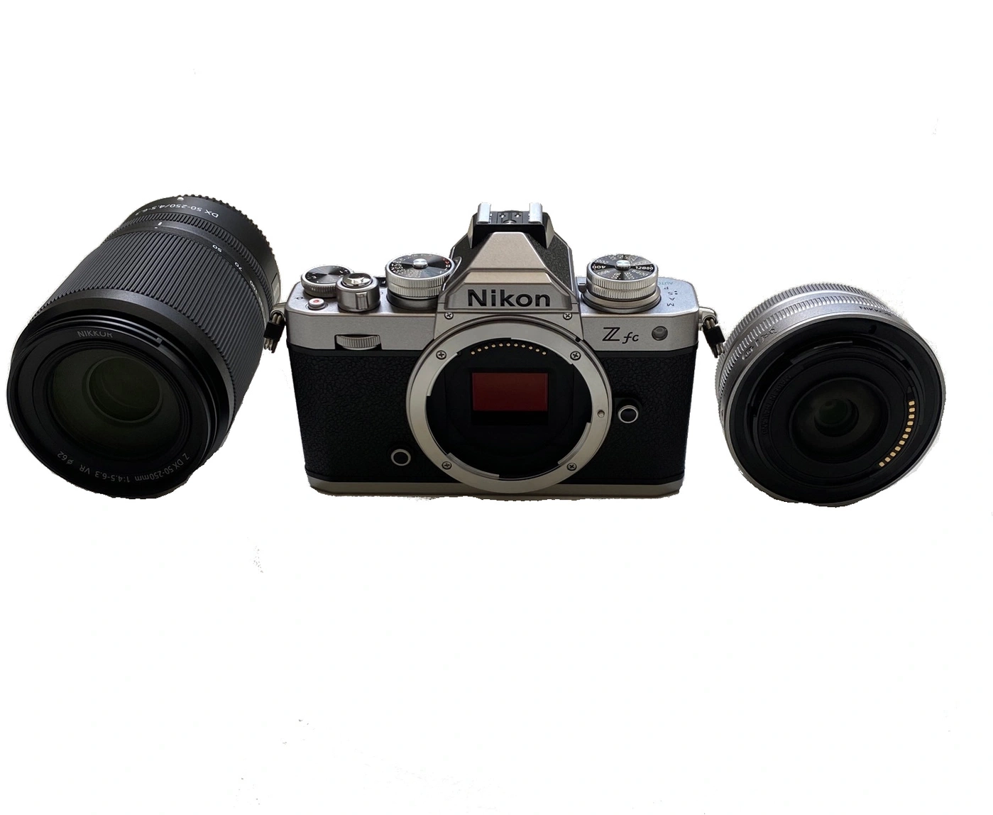 Nikon Z fc Kamera mit zwei NIKKOR Z Objektiven