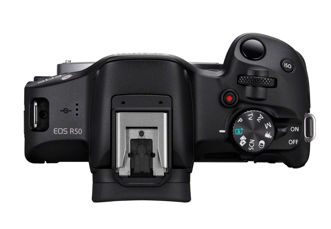 Oberseite einer schwarzen Canon EOS R50 Kamera mit Wählrad und ISO-Taste