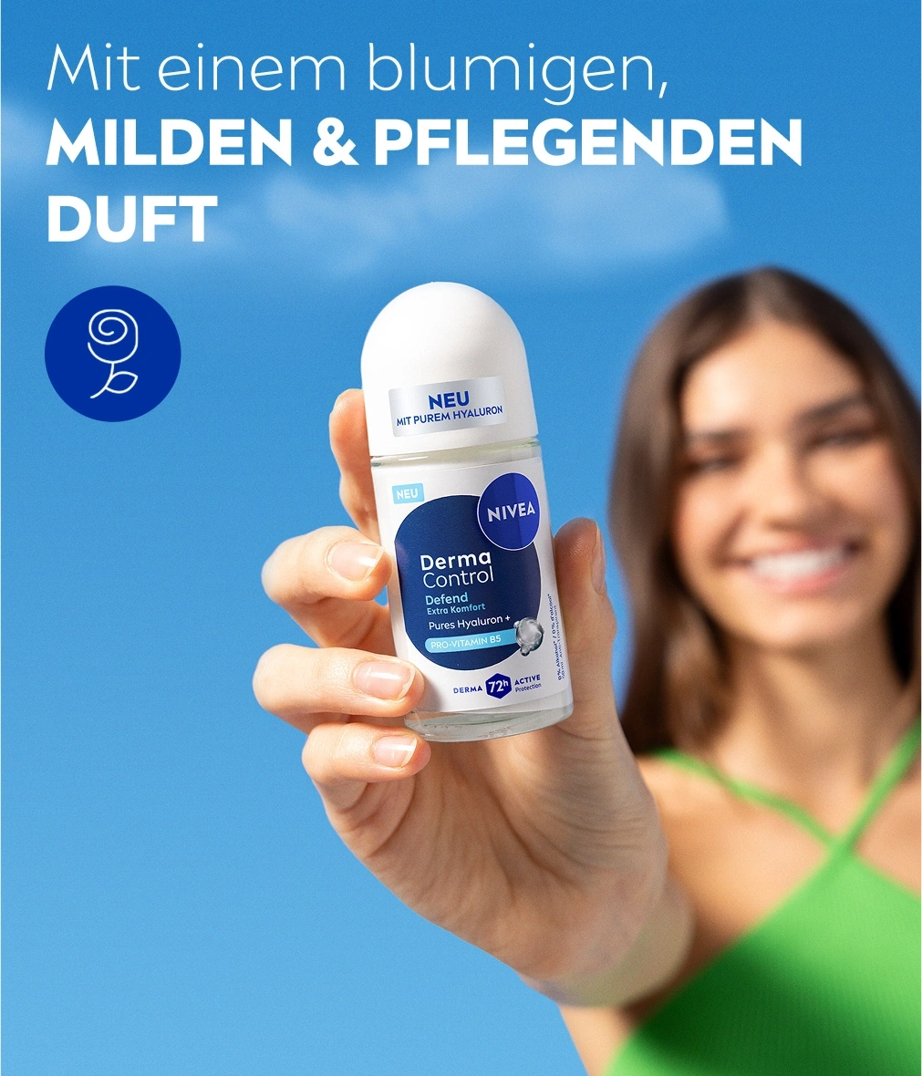 Eine Frau hält eine Nivea Derma Control Deoroll-on Flasche vor blauem Himmel.