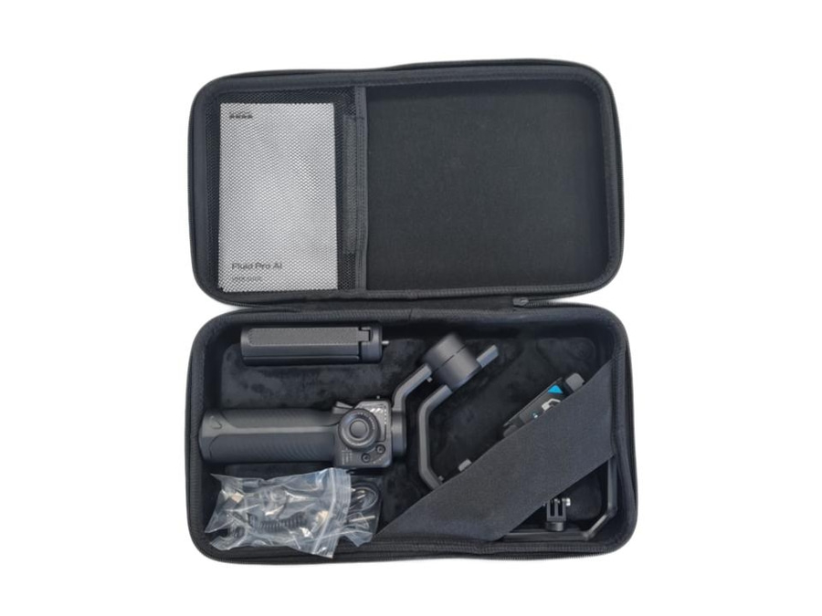 Ein schwarzes Gimbal mit Zubehör in einem geöffneten Koffer