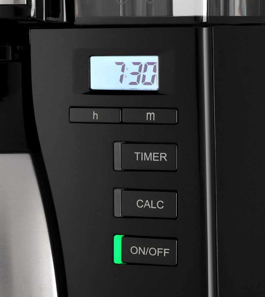 Kaffeemaschine mit digitaler Anzeige, Uhrzeit 7:30, Timer, Calc und On/Off-Taste.