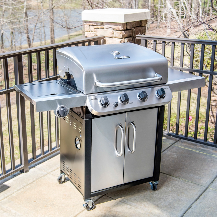Edelstahl-Gasgrill mit Deckel, Knöpfen und Schrank auf Terrasse mit Geländer