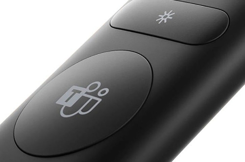 Nahaufnahme einer schwarzen Fernbedienung mit zwei beleuchteten Symbolen