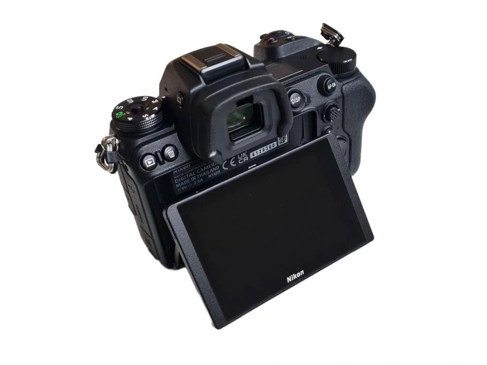 Eine Rückansicht einer schwarzen Nikon Digitalkamera mit ausgeklapptem Bildschirm.