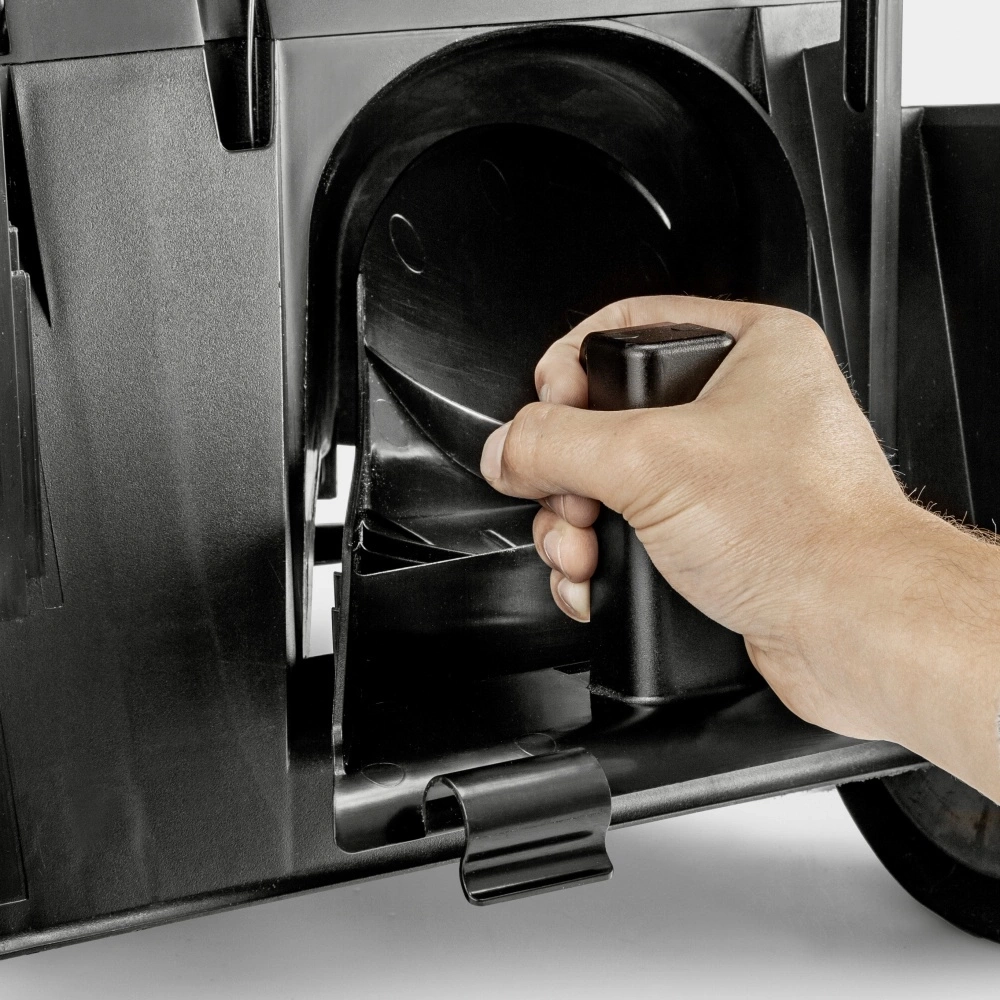 Hand bedient schwarzes Plastikteil eines Geräts