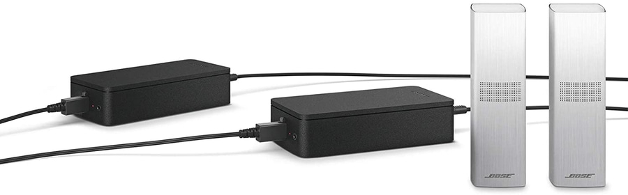 Bose-Lautsprecher mit Netzteilen und Kabeln, bereit für den Einsatz.
