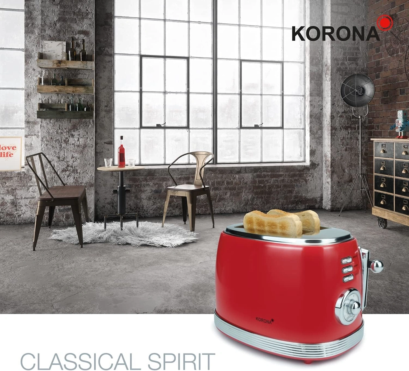 Roter Toaster mit Brot in einem industriellen Raum mit Fenstern und Möbeln.