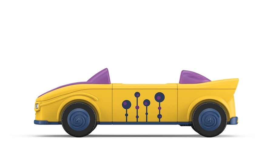 Gelbes Spielzeugauto mit lila Akzenten und blauen Rädern auf weißem Hintergrund.