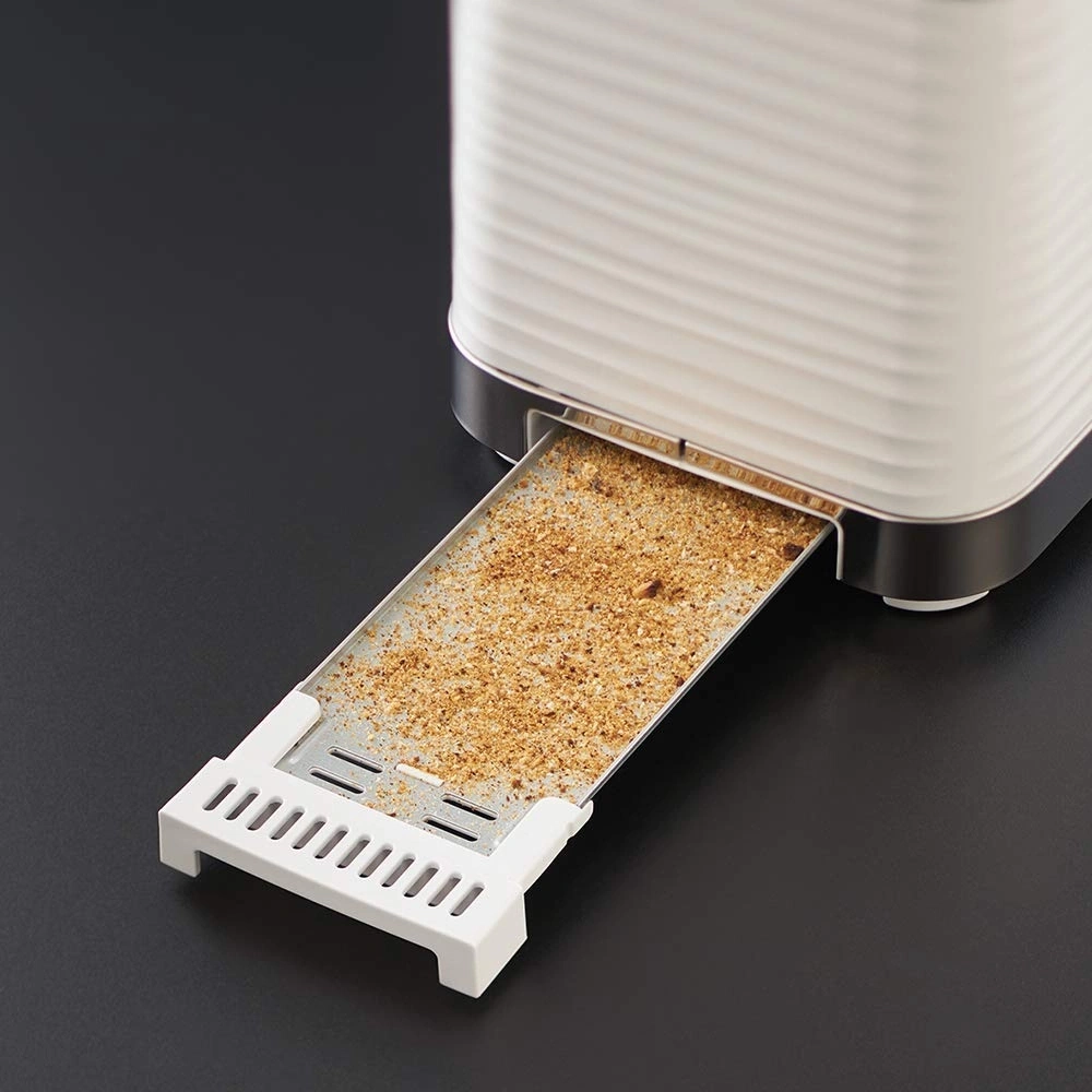 Toaster mit herausgezogener Krümelschublade, gefüllt mit Brotkrümeln, Nahaufnahme