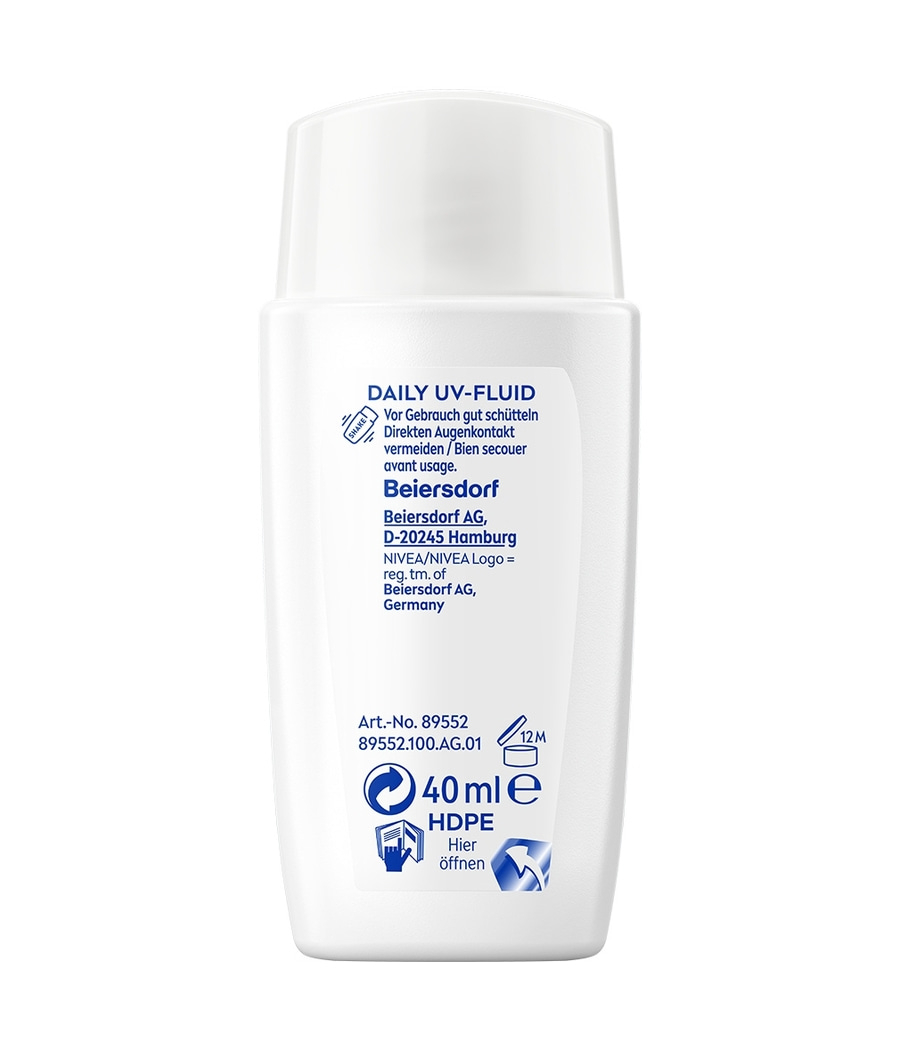 Ein NIVEA Sonnenschutz-Fluid in weißer Flasche, mit deutscher Beschriftung.
