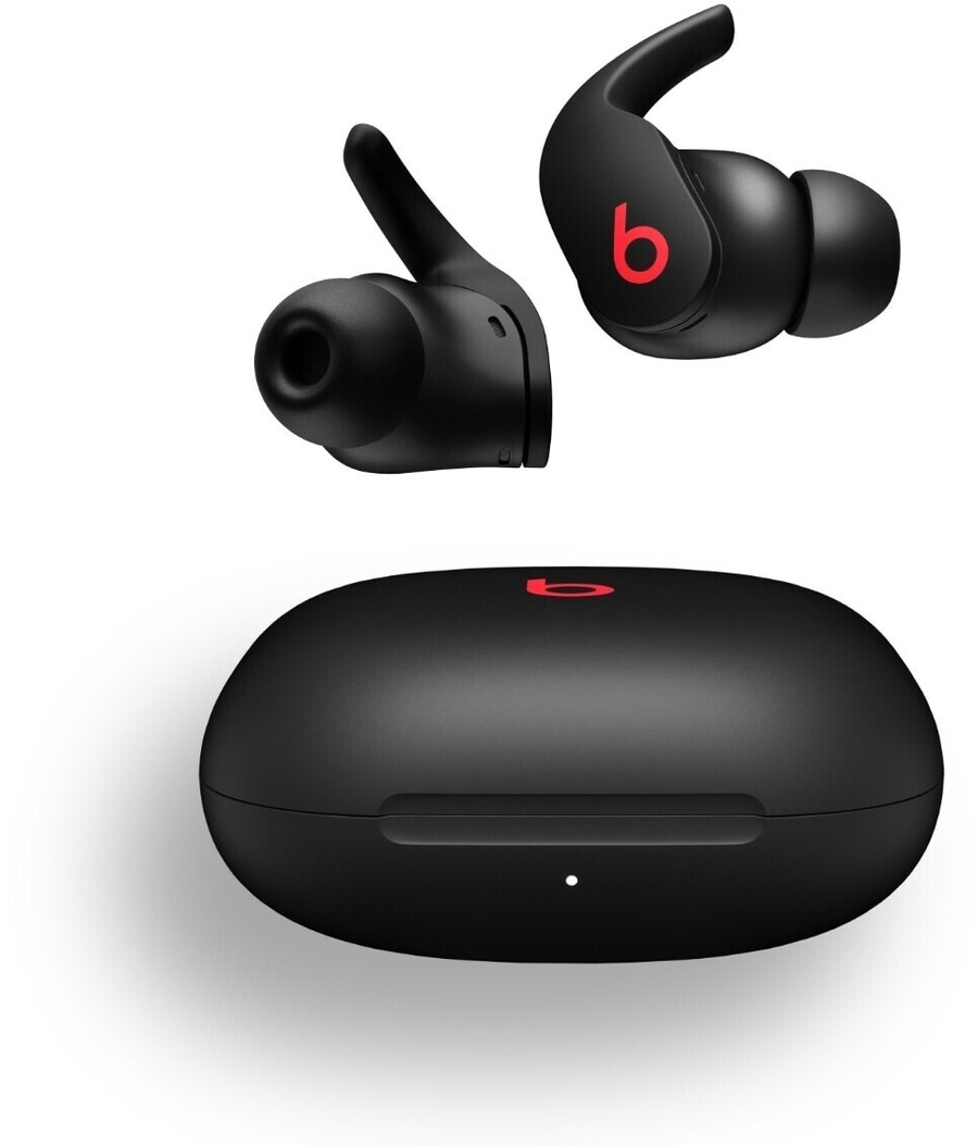 Schwarze Beats-Kopfhörer mit Ladecase, Nahaufnahme, isoliert auf Weiß
