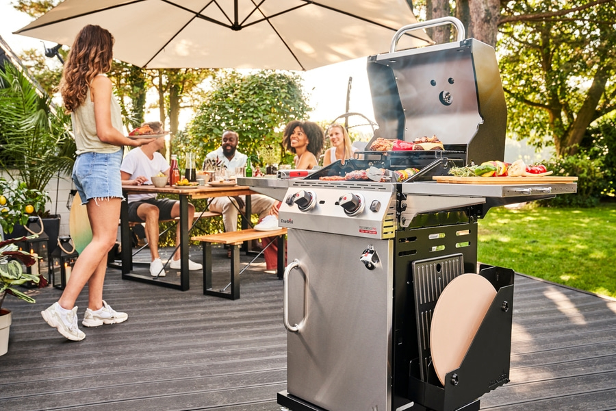 Grillparty im Freien mit Freunden und Essen am Grill.