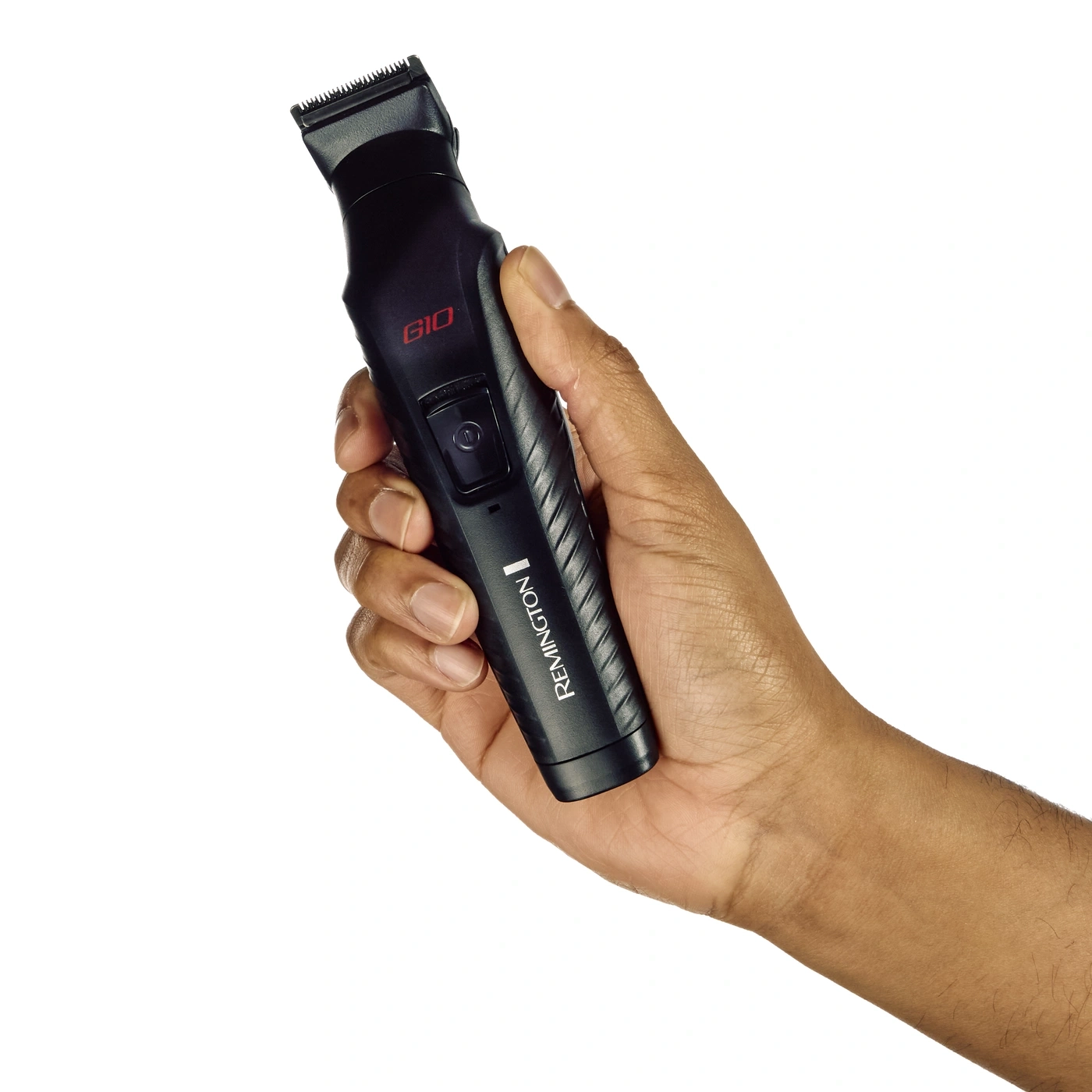 Eine Hand hält einen schwarzen Remington Trimmer mit der Aufschrift GIO.