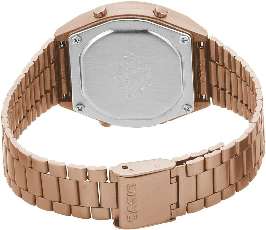 Rückseite einer roségoldenen Casio-Uhr mit Armband und Verschluss