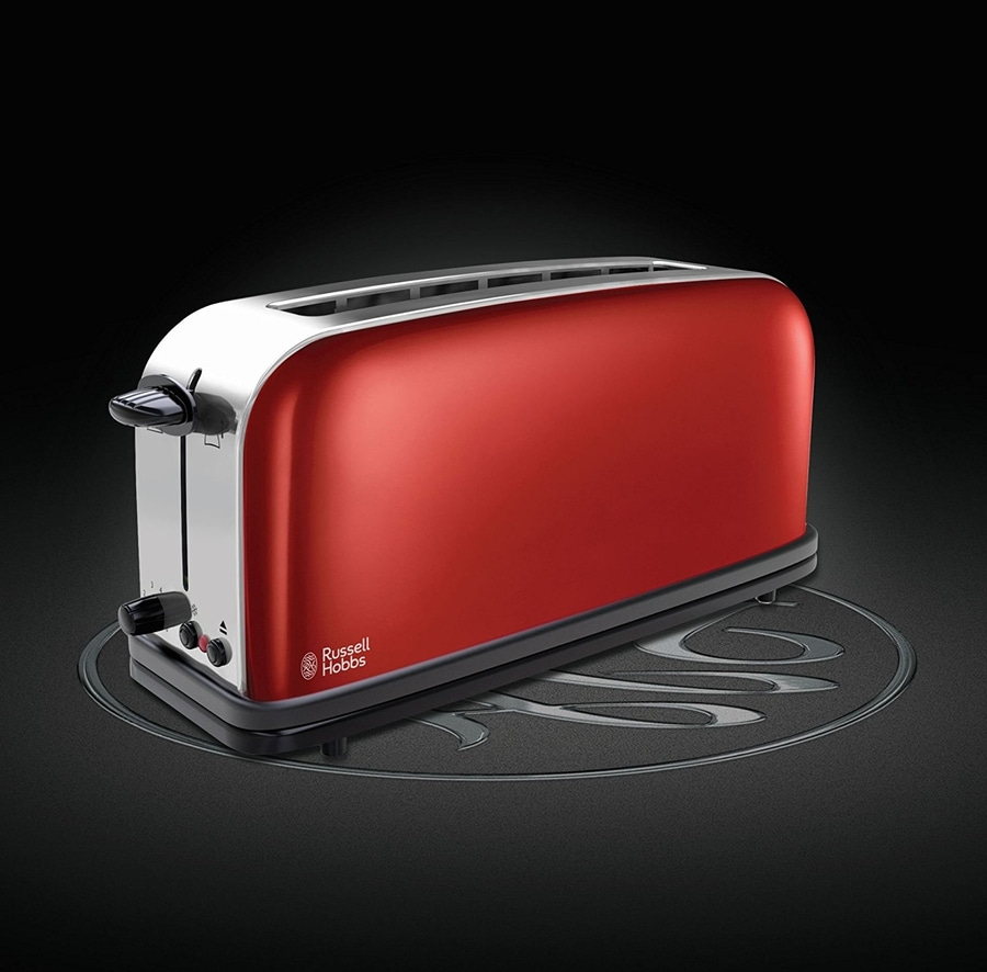Roter Toaster mit silbernen Akzenten und Russell Hobbs Logo auf schwarzem Hintergrund.