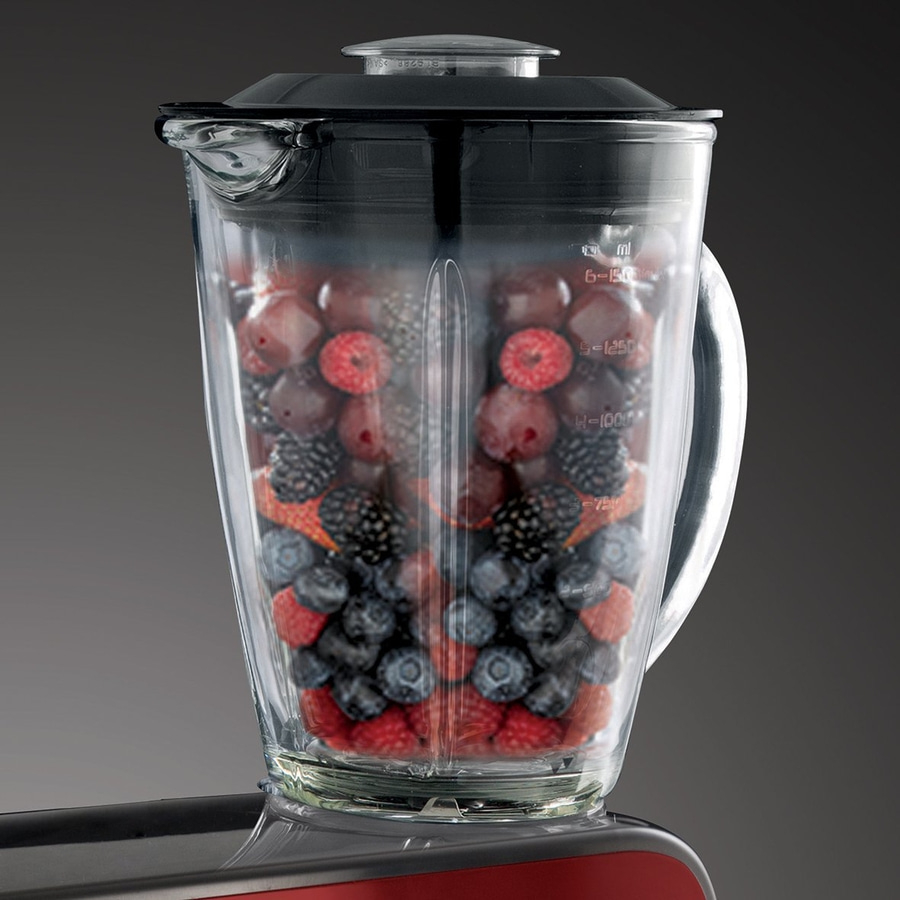 Ein Mixer mit Beeren gefüllt, bereit für einen Smoothie. Nahaufnahme.