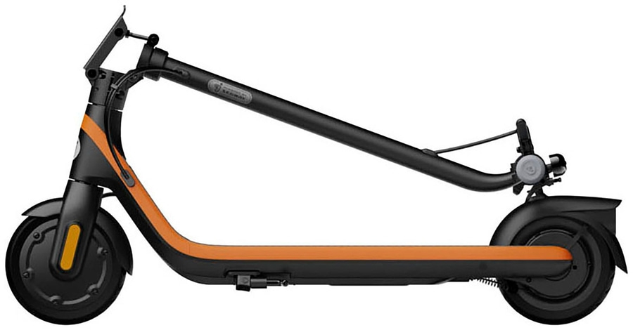 Schwarzer Elektroroller mit orangefarbenen Akzenten. Segway-Marke. Gefaltet.