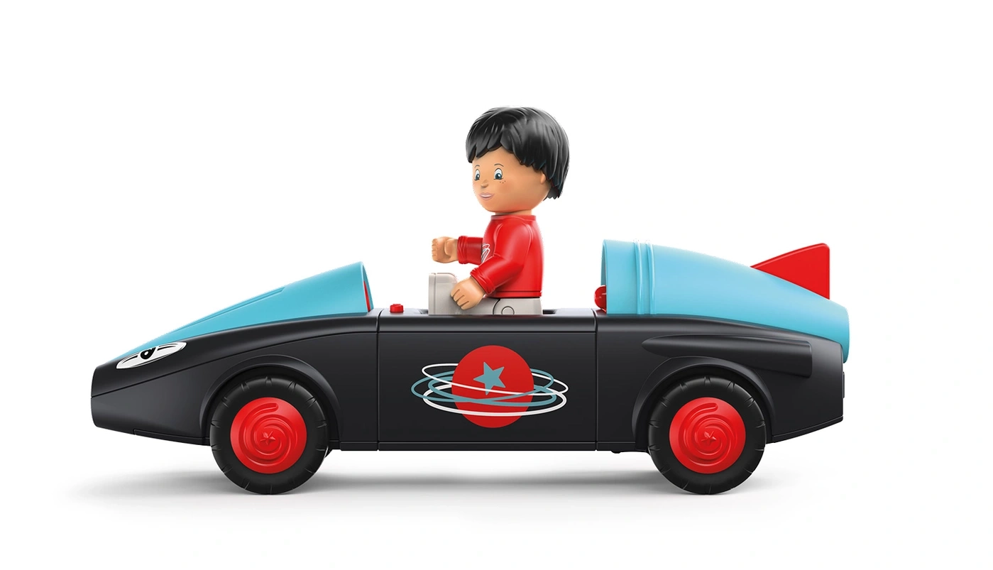 Schwarzes Spielzeugauto mit Fahrer und rotem Stern-Design auf weißem Hintergrund.