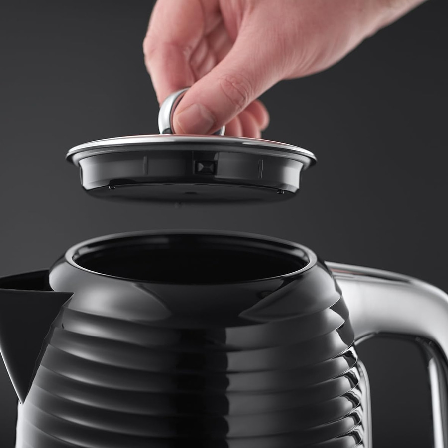 Schwarzer Wasserkocher, Deckel wird geöffnet, Hand, Detailaufnahme, Nahaufnahme