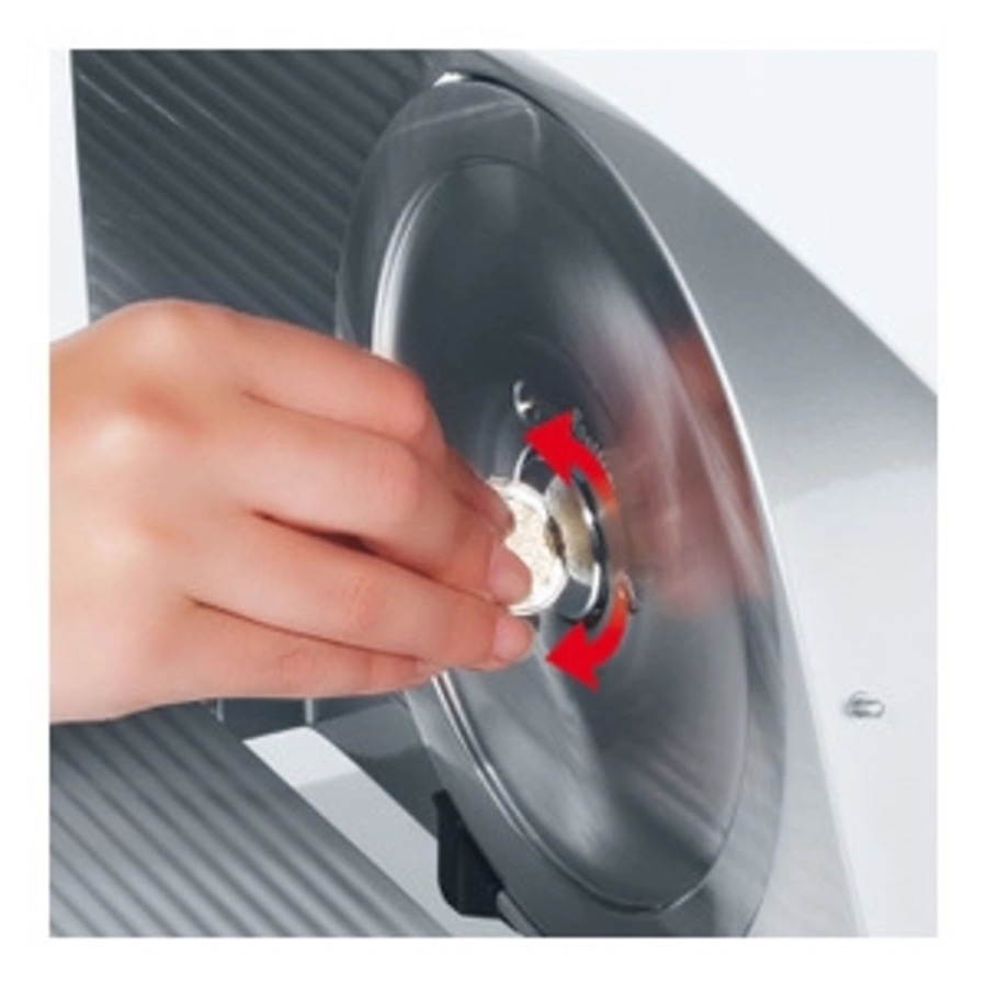 Nahaufnahme einer Hand, die eine Münze in eine Maschine einlegt, mit Pfeilen