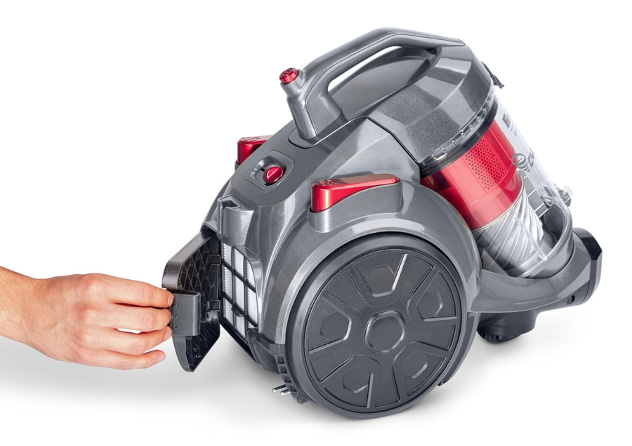 Ein Mann entfernt den Filter von einem Staubsauger.