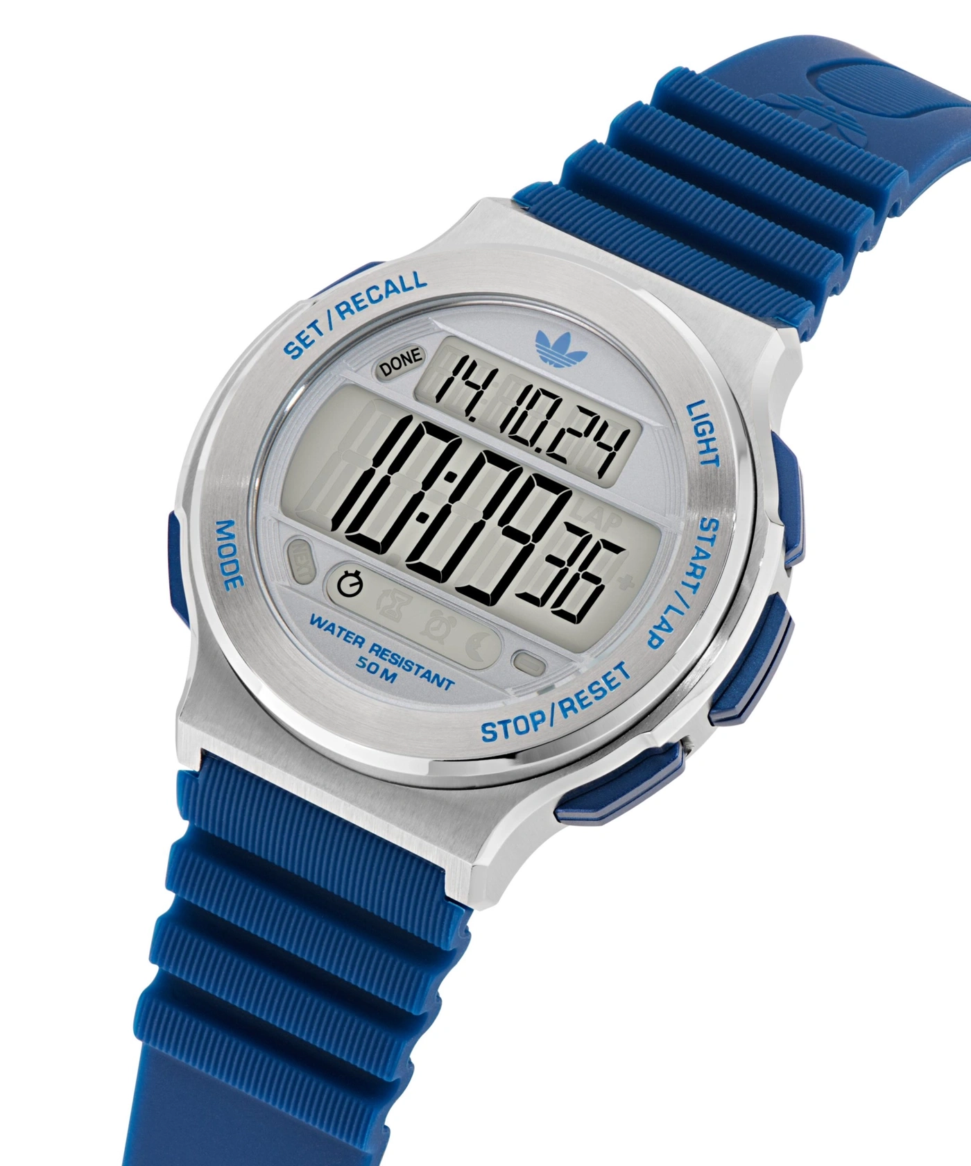 Eine blaue Adidas Digitaluhr mit silbernem Gehäuse auf weißem Hintergrund.