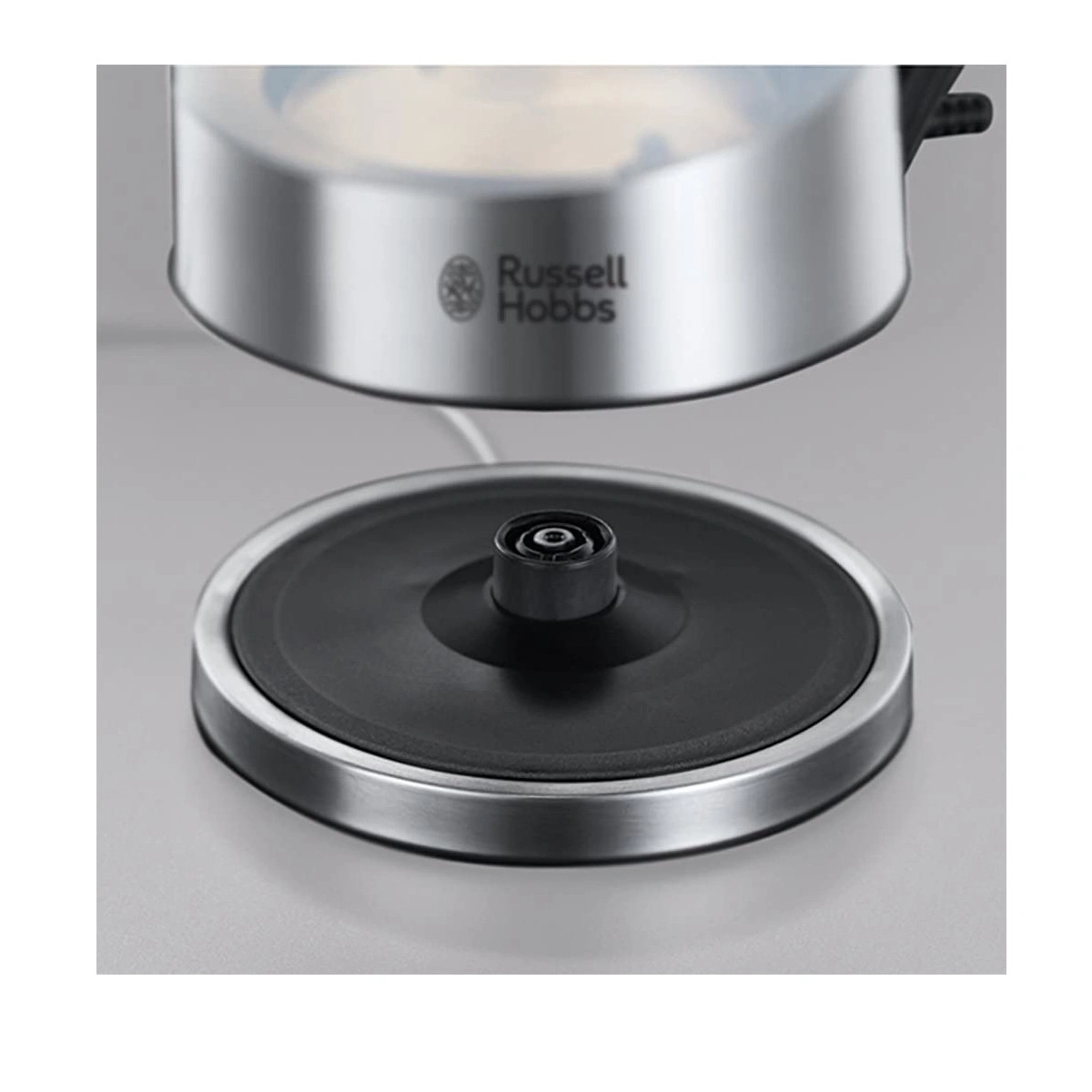 Nahaufnahme eines Wasserkochers von Russell Hobbs auf einer grauen Oberfläche.