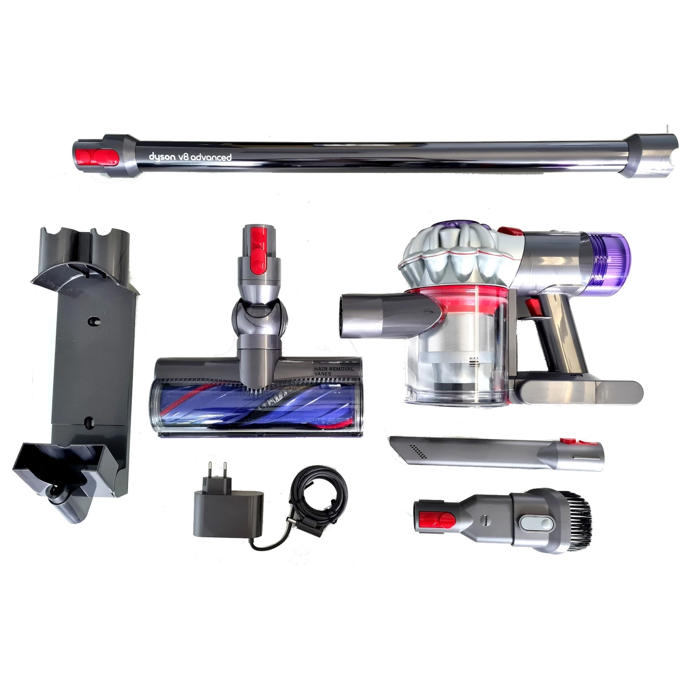 Dyson V8 Advanced Staubsauger mit Zubehör und Ladekabel.