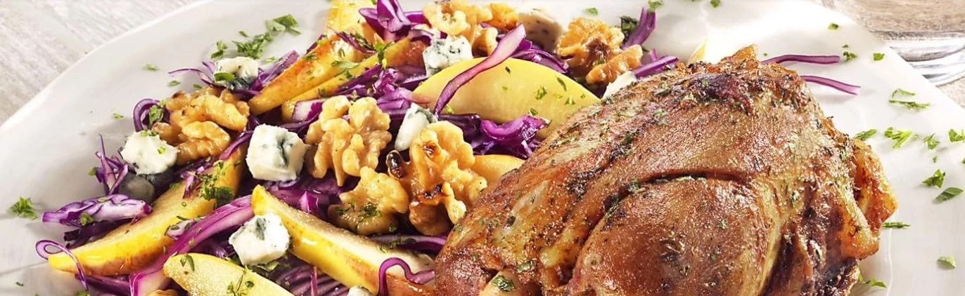 Gegrilltes Fleisch mit Rotkohl, Birnen, Walnüssen und Blauschimmelkäse.