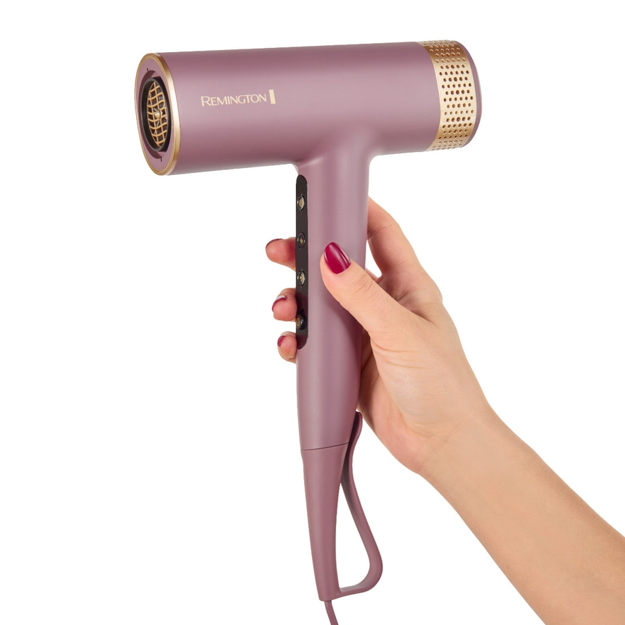 Haartrockner in Lila, gehalten von einer Hand, mit dem Markennamen Remington