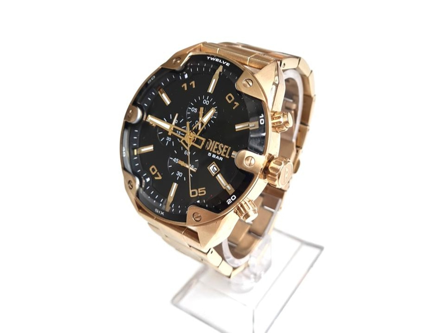 Goldene Diesel-Uhr mit schwarzem Zifferblatt auf einem Ständer
